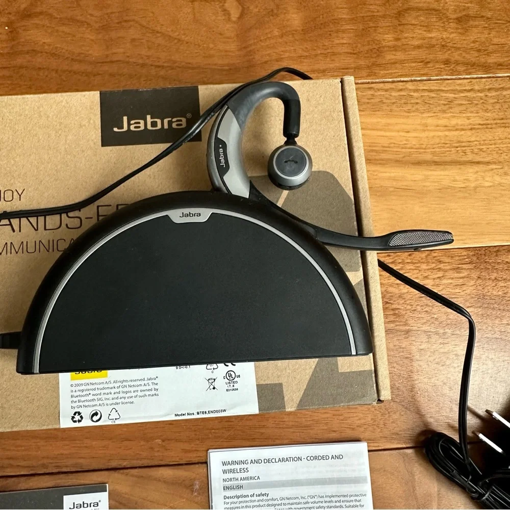 Jabra Motion UC+ model 6640-906-105 Hands Free Headset with Charger